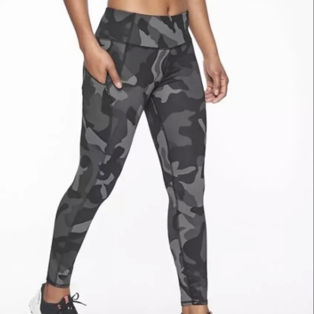 ATHLETA CONTENDER 7/8 TIGHT CAMO SIZE LARGE